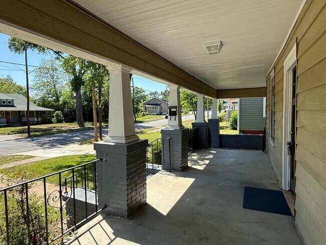 Foto del edificio - 3 Bedroom 1 Bath Home With Large Front Porch
