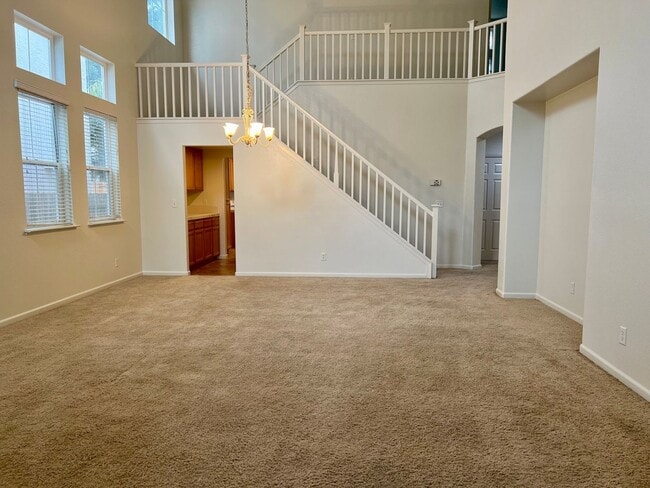 Building Photo - Beautiful and Spacious 4 bed/ 4 bath home ...