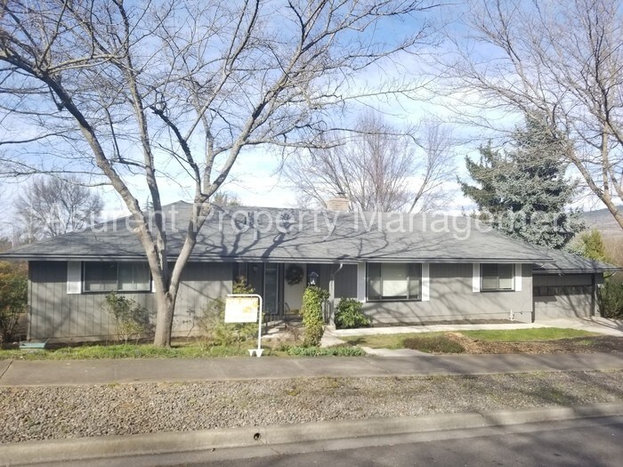 2303 Brentwood St, Medford, OR 97504