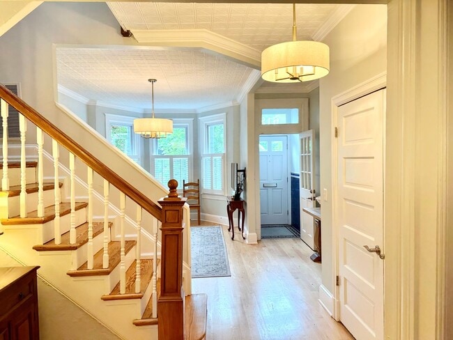 SPACIOUS 3 BED BROWNSTONE with PARKING, YARD and 2 DECKS! - SPACIOUS 3 BED BROWNSTONE with PARKING, YARD and 2 DECKS! House