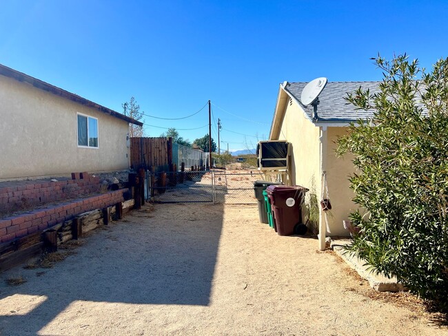 Building Photo - Cozy 3-Bedroom Home Near 29 Palms Base & J...