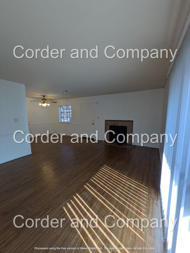 Foto del edificio - Charming town home 2Bedroom 2Bath Downstairs unit located in the Del Norte High School district.