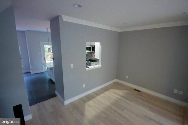 Foto del edificio - 5921 Raina Dr
