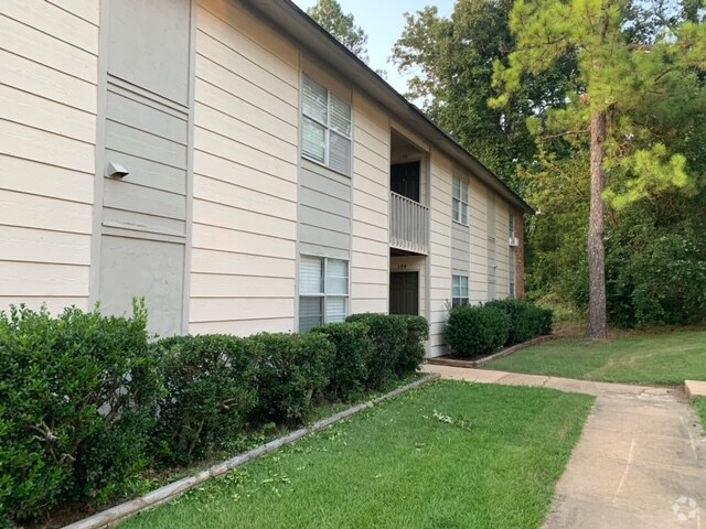 Building Photo - 1120 E Lee Blvd