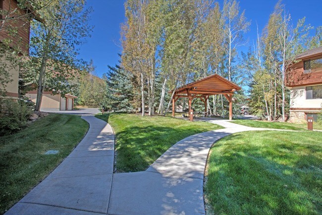 Pinebrook Condo area - 1600 Pinebrook Blvd