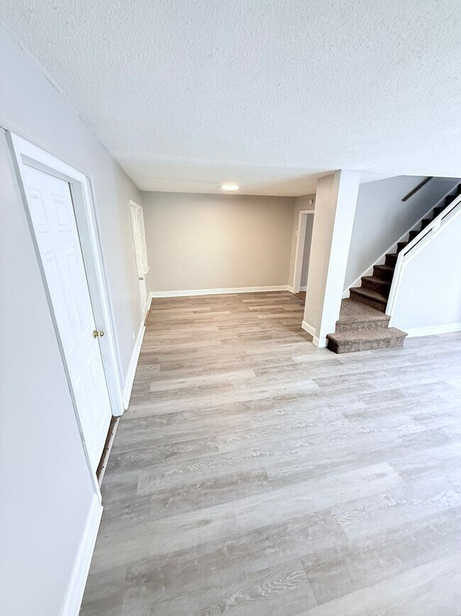 Foto del edificio - 4 Bed, 1 Bath Row home - Section 8 Approved