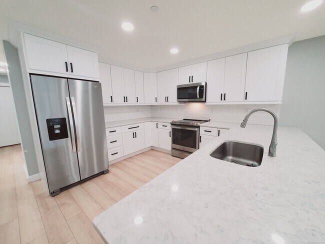 Foto del edificio - 492 Glenbrook Rd