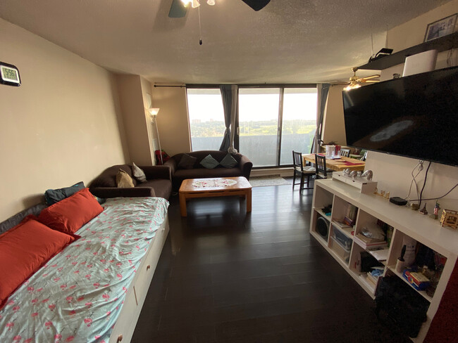 Living Room. - 301 Prudential Dr