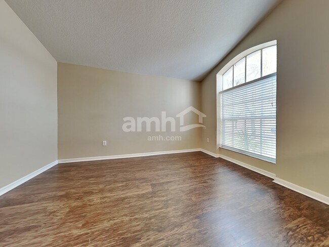 Foto del edificio - 6954 Crown Lake Drive