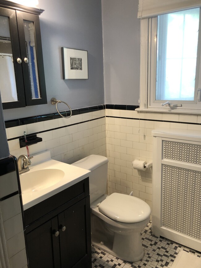 Full bath with tub and shower - 3401 W Penn St