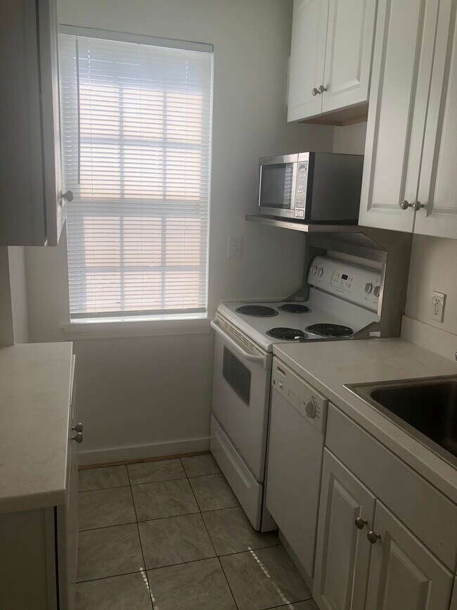 Kitchen - 3407 Commonwealth Ave