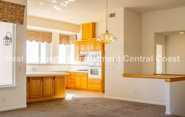 Building Photo - AVAILABLE MARCH - Amazing Ocean View Home