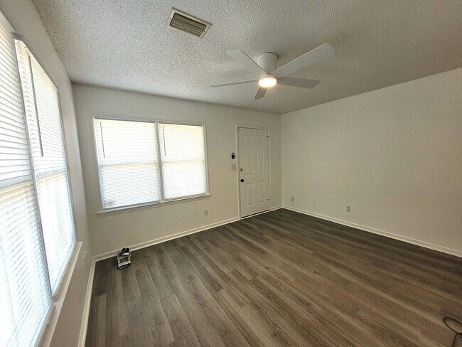 Foto del edificio - Adorable 2 Bed/1 Bath Condo - One Story - ...