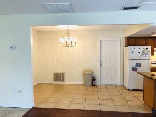 Foto del edificio - 1216 N Hart Blvd