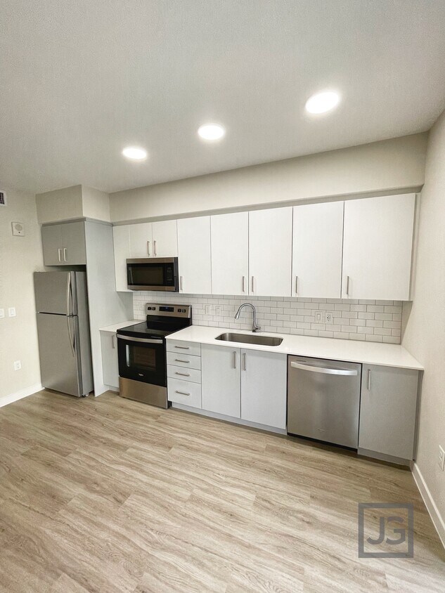 Kitchen - 7082 Woodmont Way