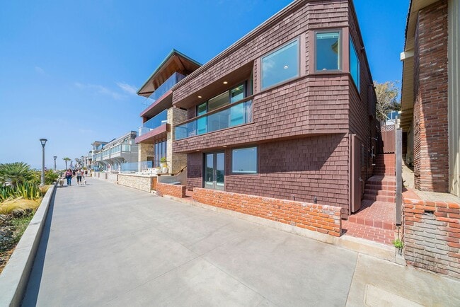 Building Photo - On The Strand.  Spectacular Ocean Views.  ...