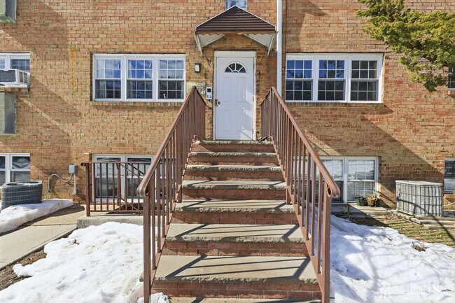 Building Photo - 125 College Dr