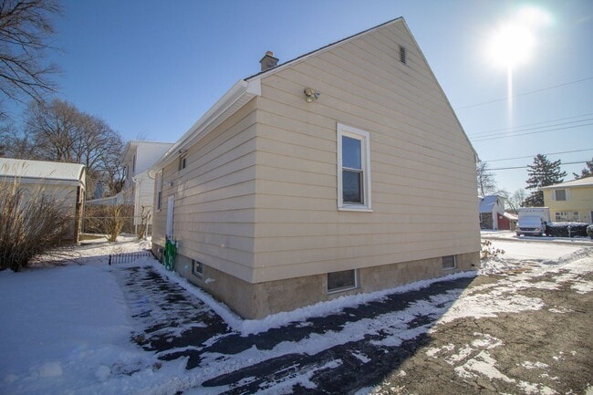 Building Photo - Cozy Cape in Colonie