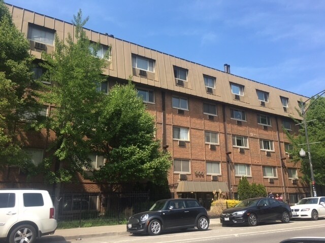Building Photo - 900 W Fullerton Ave