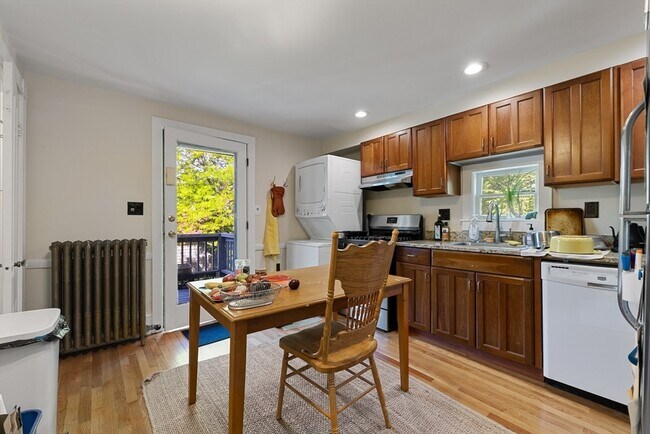 Building Photo - 76 Alban St
