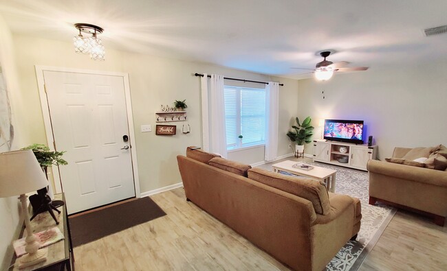 Building Photo - 10115 Lomita Dr