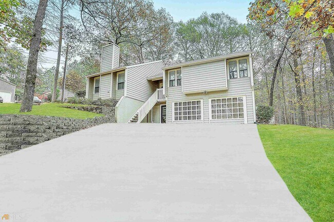 Building Photo - 6132 Lakeshore Dr SE