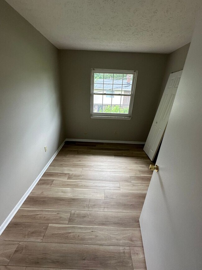 Foto del edificio - Updated 3 Bed 1.5 Bath Townhome with basem...