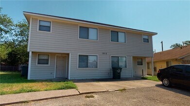 Building Photo - 1915 Pine Tree Dr