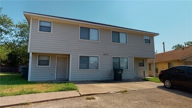 Building Photo - 1915 Pine Tree Dr
