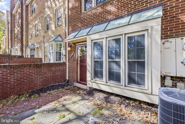 Foto del edificio - 2506 Fairfax Dr