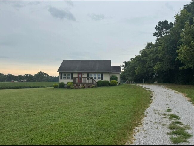 Foto del edificio - 2210 Happy Hollow Rd