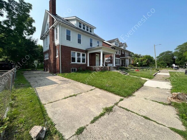 Building Photo - 163 Tuxedo St