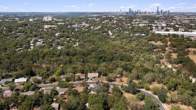 Foto del edificio - 325 Heartwood Dr