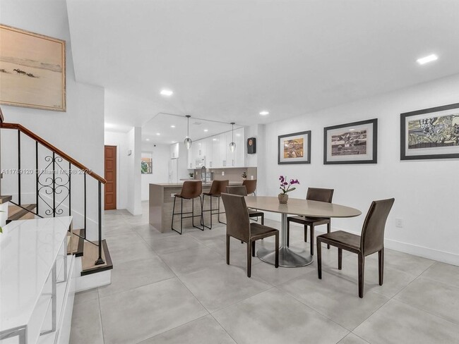 Building Photo - 4006 Estepona Ave