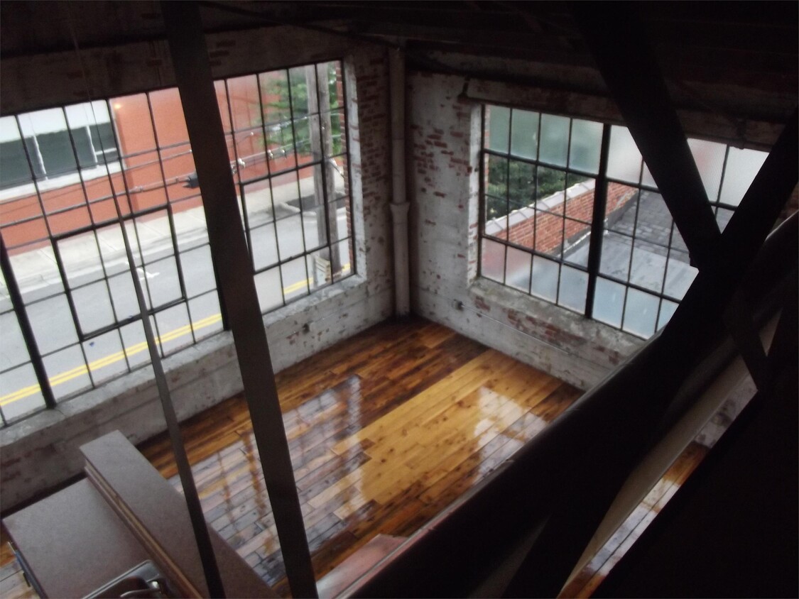 Primary Photo - 125 Inman St E