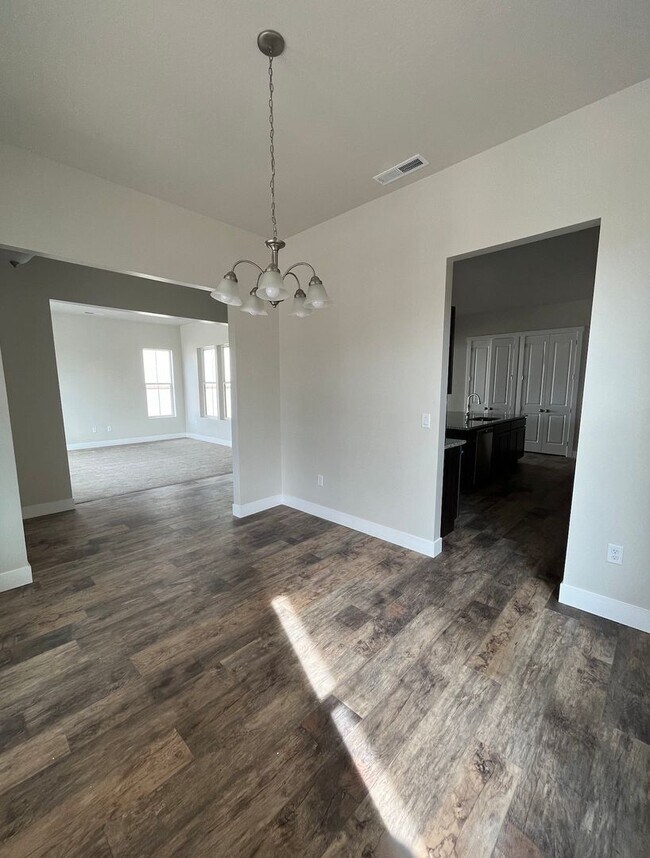 Foto del edificio - Like new 4 bedroom 2.5 bath Home in Desert...