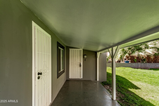 Building Photo - 2139 W Vista Ave