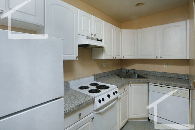 Building Photo - 2BR 1Bth unit. Heat/Hot Water included. Great location!