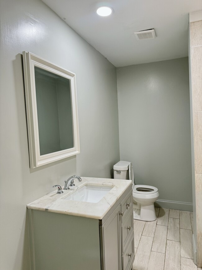 Building Photo - 1002 E Simcoe St