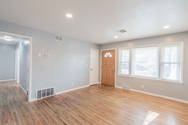 Building Photo - Vouchers Accepted! Newly remodeled!
