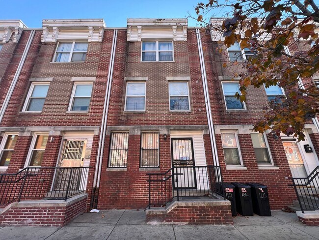 Foto del edificio - Stunning 4-Bedroom Townhome with Parking Spot Near Temple University! Available August 2026!