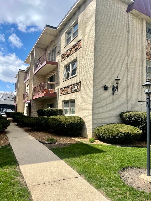 4222 N Keystone Ave Unit 1B, Chicago, IL 60641 Condo for Rent in Chicago, IL