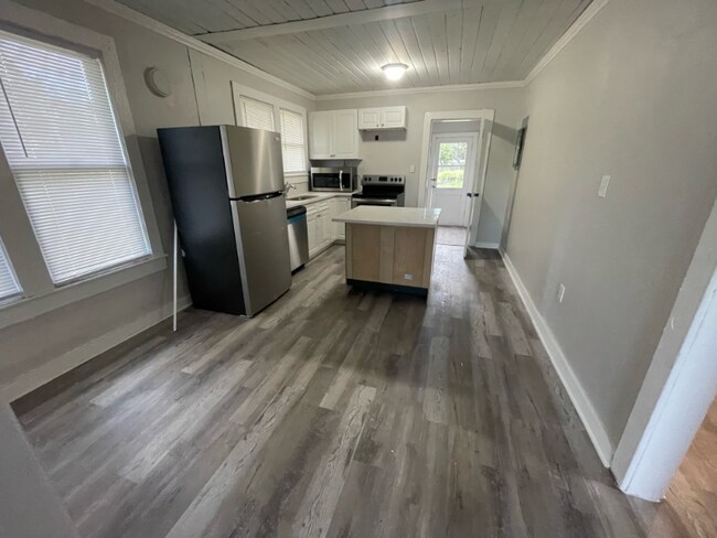 Building Photo - 250 Vernis Ave