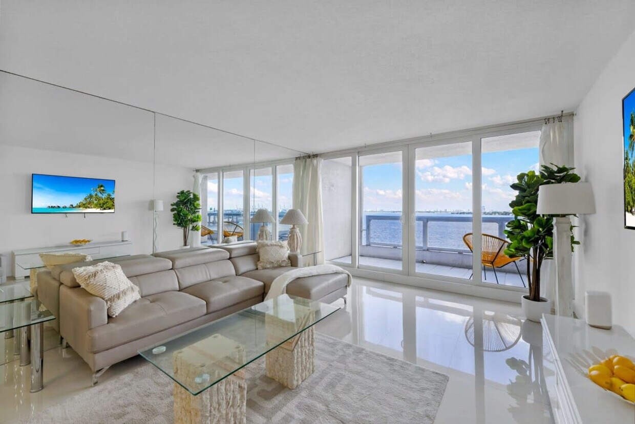 Primary Photo - 1717 N Bayshore Dr
