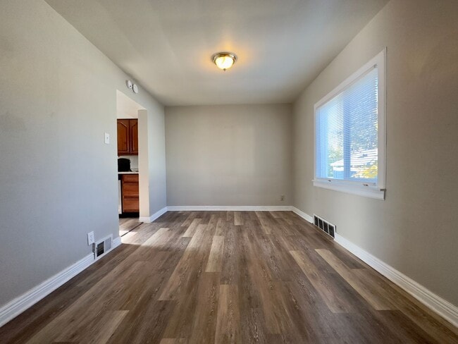 Building Photo - Beautiful 3 bedroom, 1 bath single family home with fenced yard and garage