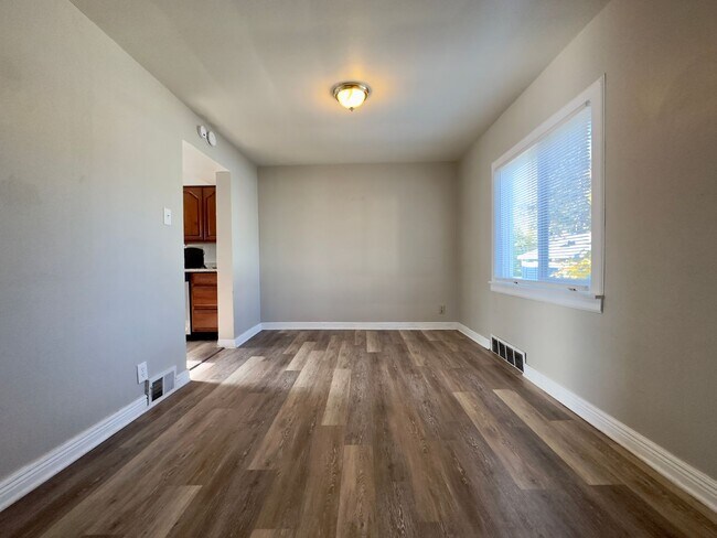 Foto del edificio - Beautiful 3 bedroom, 1 bath single family home with fenced yard and garage