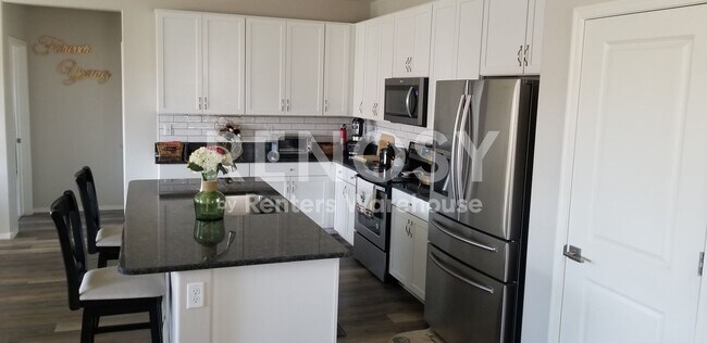 Foto del edificio - Ideal 4 Br 2 Ba 2 Car Garage Home in Gated Community Near Southern and S 16th St in Phoenix