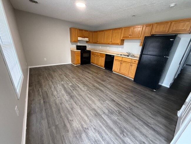 Building Photo - Cozy 2 Bedroom Garden Apartment