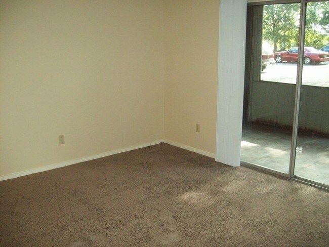 Building Photo - 2/2 in The Oaks PENDING LEASE