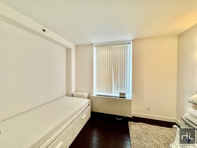 Building Photo - Large 2 bed 2 bath with two private outdoo...